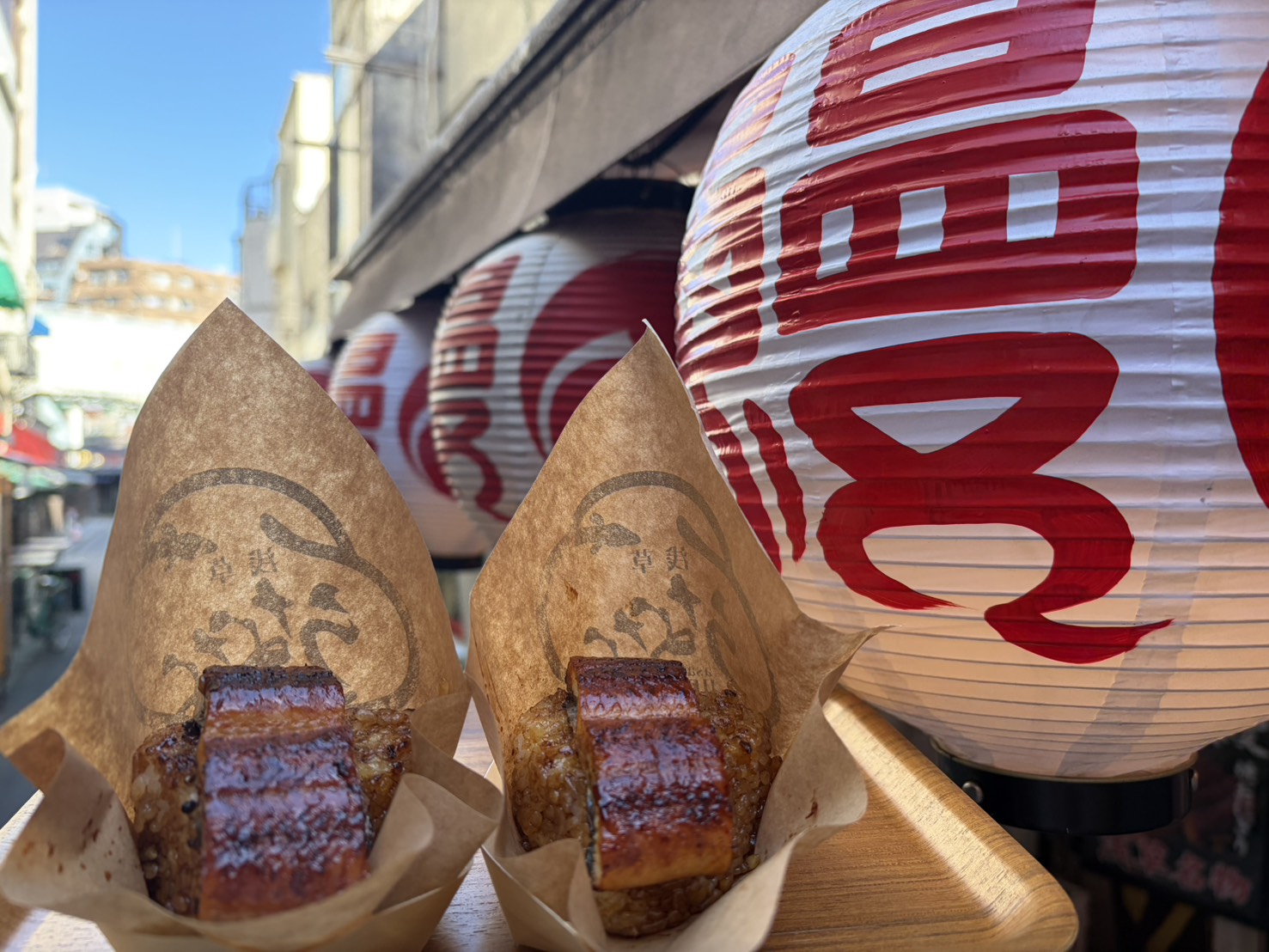 浅草の朝ごはん　食べ歩きには　国産鰻のやきおにぎり